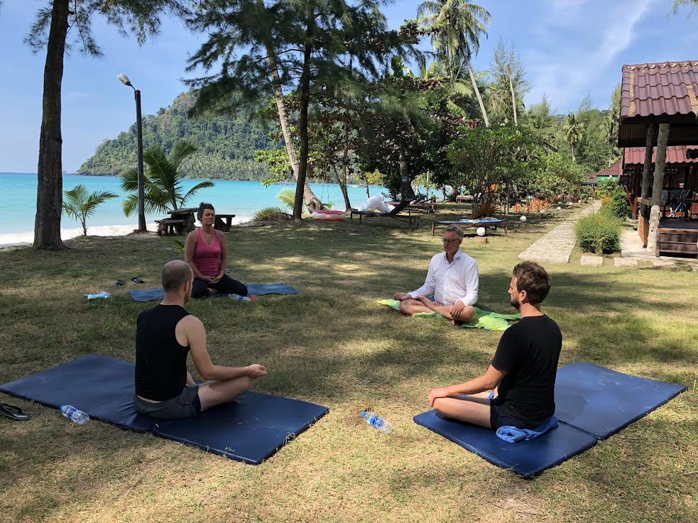 Retreat på Koh Kood meditation ved stranden